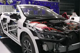 牛人切开最新款新能源比亚迪秦让你看内部结构视频封面