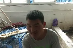 工厂小伙一个月上360个小时班，工资2500，这厂也太黑了吧视频封面