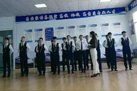 正确的男士走路姿势教程～男士绅士风度的走姿