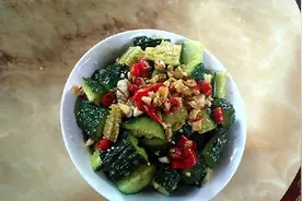 拍黄瓜，五分钟搞定。减脂又养颜。