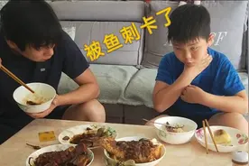 儿子吃鱼被鱼刺卡着了，好吓人呀！燕子让儿子赶快喝水，正确吗？视频封面