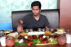 印度土豪小哥吃超豪华套餐，用手抓着吃倍儿香