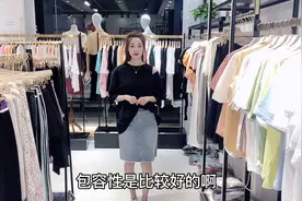 夏季必备的牛仔半裙怎么搭配显瘦遮肉呢？衣服版型很重要时尚休闲