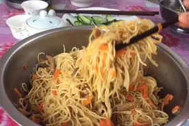 山西面食胡萝卜挂面焖面，软硬适中，营养丰富，孩子们也喜欢吃