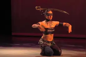 Irina Akulenko带来名为正义的肚皮舞表演，首见顶着弯刀跳舞视频封面