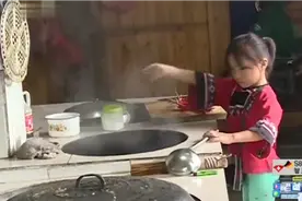 5岁小女孩第一次给家人做饭有条不紊，很懂事