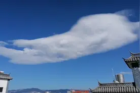 天空惊现唯一一朵云，飞船般悬浮着凹造型不肯走。