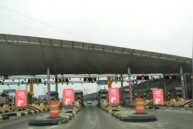 今天出发去南方京哈高速上车真多，堵车2个多小时。