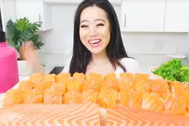 看看美女吃的多香，不过你爱吃的三文鱼可能有寄生虫，你还敢吃吗视频封面