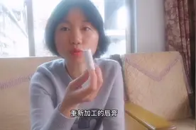 宝妈十②的唇膏断了，在网上学了个方法重新加工，结果很满意!