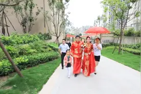 重庆一对新人结婚，新娘正下车走路进家，换上婚纱真漂亮视频封面