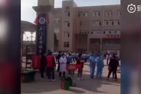 家长送孩子开学在门口逗留 被劝退！视频封面