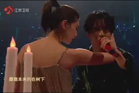 江疏影给薛之谦伴舞成变装秀，趴桌子上那段太性感了！果断收藏了视频封面