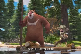 熊出没:熊二累的跳不过竹筏，没想到一说吃，马上就飞过来了！