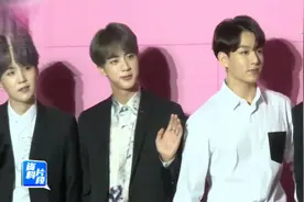 韩国天团BTS完成演出，返回韩国，现身于机场惹粉丝疯狂尖叫