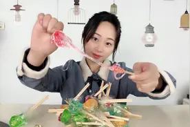 妹子试吃童年经典糖果“搅搅糖”，可以扯的好长视频封面