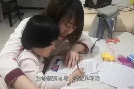 东北妈妈是这样教孩子写作业的，爸爸就像《都挺好》里的苏大强。视频封面