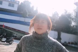 实拍养羊人接产，看看刚刚出生的羔羊有多大，太可爱了