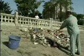 影视：饭店往河里倒垃圾，农民工做好事清理垃圾，饭店老板娘服了视频封面