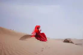 美女红衣搭配沙漠，插曲《小狐狸》太好听了