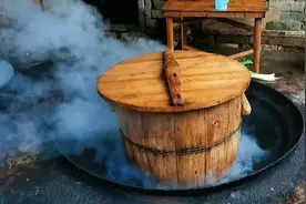 农家木饭甑蒸饭，比电饭煲煮的好吃，蒸出的饭菜香喷喷。