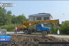 公路拓宽后高架桥距离男子民宅仅20米，男子想拆迁却不被允许视频封面