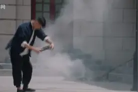 一个穷小伙子捡到了名校校长的公文包跑步追车送回了学校。厉害了视频封面