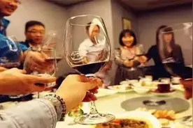 朋友请客吃饭，千万记住这“5不要”，否则连朋友都没得做，看看视频封面