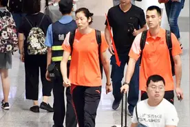 调皮？朱婷赛后庆祝偷偷踹了陪练李童一脚，男方身材高大长相帅气视频封面