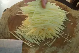 土豆丝怎么才能切的又快又匀？10年经验大厨告诉你土豆丝切法！