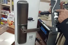 半自动指纹锁外把手无法关门或不输指纹也能开门的原因