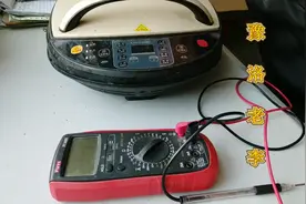电饼铛一般都是这里坏了，轻轻一捏就好了，老师傅教咱搞维修视频封面