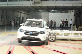 启辰T60 1.6L CVT智趣版被时速50公里1.4吨小车侧面碰撞表现