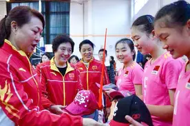 袁伟民名下首位女排队长！退役经商，女儿是主持人，今65岁气质好视频封面