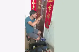 家里钥匙丢了找了位师傅来换锁看来挺吃力的视频封面