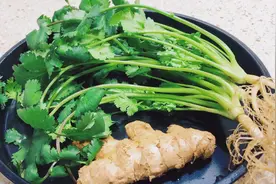 把生姜和香菜放一起，用水一煮，原来作用这么厉害，真是长见识了