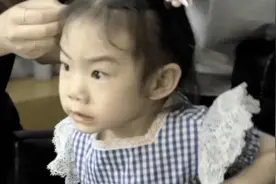 lucky凶戚薇：我就是要吃辣条！戚薇的反应是我一年的笑点视频封面