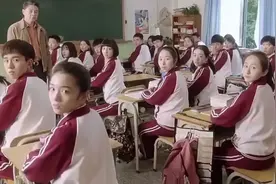 长得又帅学习又好的男同学，来了