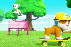 原来汪汪队有这么多玩具，小砾喜欢玩滑板，毛毛喜欢玩弹簧垫