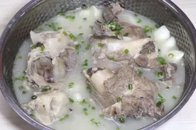 猪腿骨最有营养的做法，汤汁浓郁，白如牛奶，做法简单又好喝