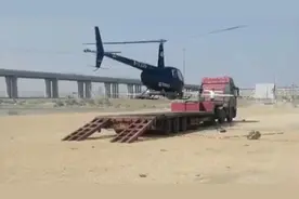 直升机直接降落在重型卡车板车上，重卡远程运送直升机转场视频封面