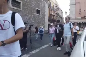 王俊凯看张艺兴演唱会，还送去花篮，网友：两人啥时认识的？