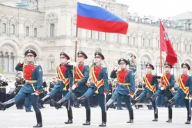 来感受下俄罗斯国家级仪仗队的霸气！士兵这气势真是无与伦比视频封面