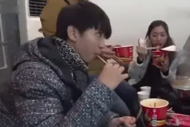 TFBOYS片场吃东西，王俊凯超可爱！视频封面