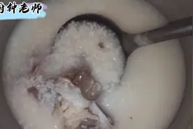 筒骨粥很简单吗，很多人第一步就错了，厨师教你汤色奶白营养丰富