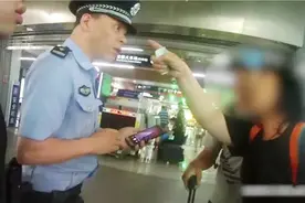 刑拘！“凭什么查我的身份证？！”女子撒泼阻碍执法 与民警对峙