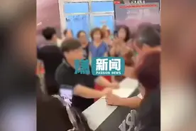 秦皇岛大爷拿13元买车被疑摆拍 4S店：广告打错愿担责就卖12.98元视频封面