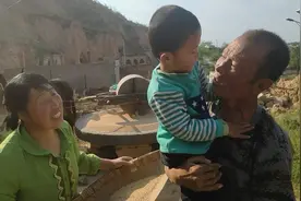 为什么农村老人非常喜欢亲孙子?你说到底是孙子亲还是外孙亲?视频封面