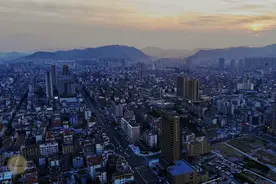 航拍建设发展中的杭州临安区和青山湖小镇