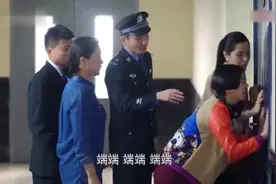 恶毒保姆把孩子扔在家里，主人一看监控气坏了，当场报警抓人视频封面